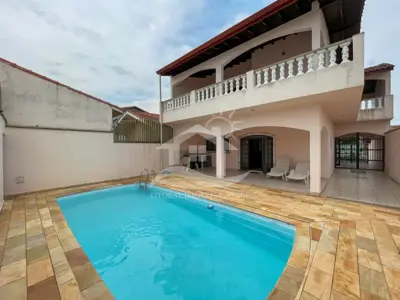 Casa - Sobrado com 2 quartos (sendo 1 suite(s)) a 600,00 metros praia.