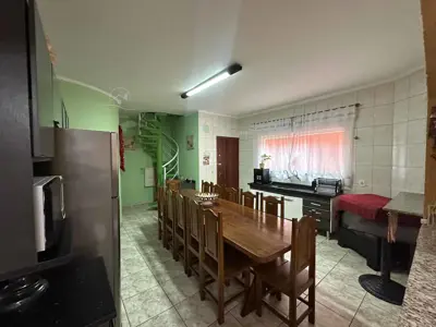 Casa - Mezanino com 3 quartos (sendo 1 suite(s)) a 600,00 metros praia.