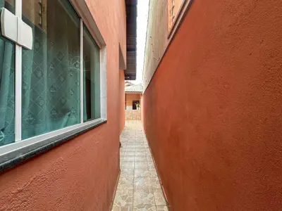 Casa - Mezanino com 3 quartos (sendo 1 suite(s)) a 600,00 metros praia.