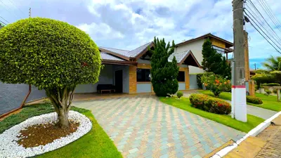 Casa - Térrea com piscina com 4 quartos (sendo 2 suite(s)) a 500,00 metros praia.