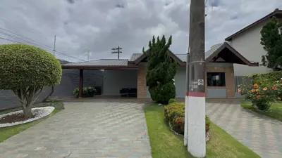 Casa - Térrea com piscina com 4 quartos (sendo 2 suite(s)) a 500,00 metros praia.