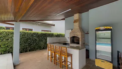 Casa - Térrea com piscina com 4 quartos (sendo 2 suite(s)) a 500,00 metros praia.