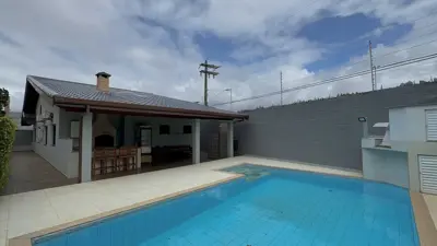 Casa - Térrea com piscina com 4 quartos (sendo 2 suite(s)) a 500,00 metros praia.