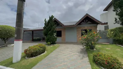 Casa - Térrea com piscina com 4 quartos (sendo 2 suite(s)) a 500,00 metros praia.