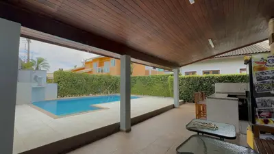 Casa - Térrea com piscina com 4 quartos (sendo 2 suite(s)) a 500,00 metros praia.