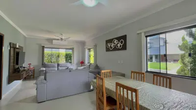 Casa - Térrea com piscina com 4 quartos (sendo 2 suite(s)) a 500,00 metros praia.