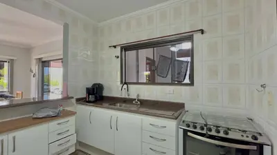 Casa - Térrea com piscina com 4 quartos (sendo 2 suite(s)) a 500,00 metros praia.