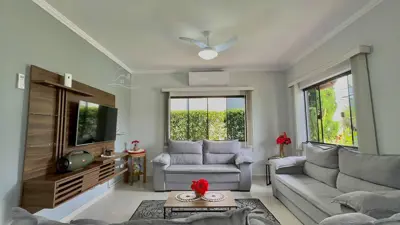 Casa - Térrea com piscina com 4 quartos (sendo 2 suite(s)) a 500,00 metros praia.