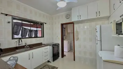 Casa - Térrea com piscina com 4 quartos (sendo 2 suite(s)) a 500,00 metros praia.