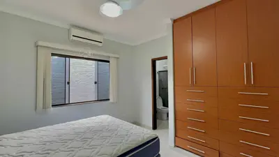 Casa - Térrea com piscina com 4 quartos (sendo 2 suite(s)) a 500,00 metros praia.