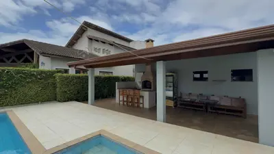 Casa - Térrea com piscina com 4 quartos (sendo 2 suite(s)) a 500,00 metros praia.