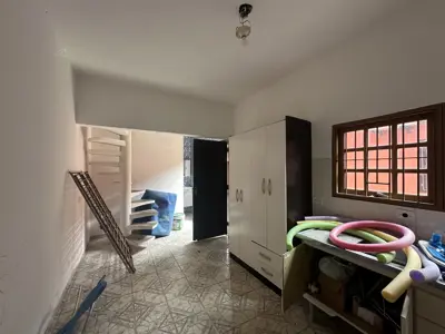 Casa - Térrea com Edícula com 5 quartos (sendo 1 suite(s)) a 790,00 metros praia.