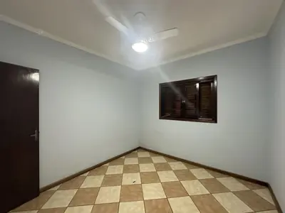 Casa - Térrea com Edícula com 5 quartos (sendo 1 suite(s)) a 790,00 metros praia.