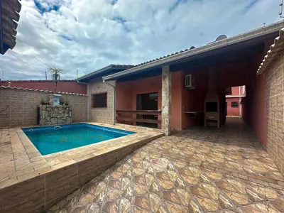 Casa - Térrea com Edícula com 5 quartos (sendo 1 suite(s)) a 790,00 metros praia.