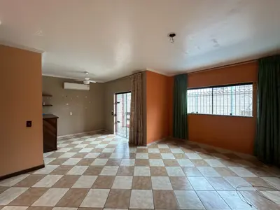 Casa - Térrea com Edícula com 5 quartos (sendo 1 suite(s)) a 790,00 metros praia.
