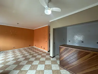 Casa - Térrea com Edícula com 5 quartos (sendo 1 suite(s)) a 790,00 metros praia.