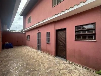 Casa - Térrea com Edícula com 5 quartos (sendo 1 suite(s)) a 790,00 metros praia.