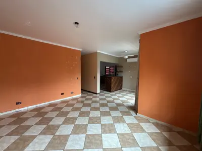 Casa - Térrea com Edícula com 5 quartos (sendo 1 suite(s)) a 790,00 metros praia.