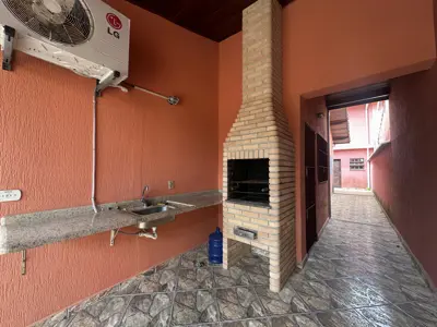 Casa - Térrea com Edícula com 5 quartos (sendo 1 suite(s)) a 790,00 metros praia.