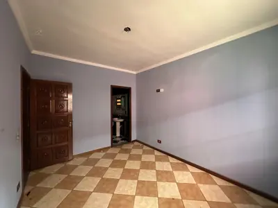 Casa - Térrea com Edícula com 5 quartos (sendo 1 suite(s)) a 790,00 metros praia.