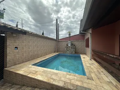 Casa - Térrea com Edícula com 5 quartos (sendo 1 suite(s)) a 790,00 metros praia.