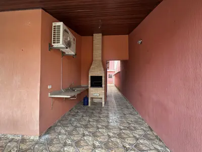 Casa - Térrea com Edícula com 5 quartos (sendo 1 suite(s)) a 790,00 metros praia.