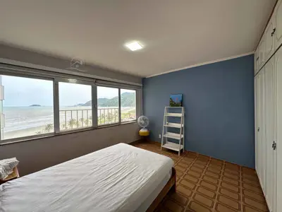 Apartamento - Amplo com 3 quartos (sendo 1 suite(s)) a 0,00 metros praia.