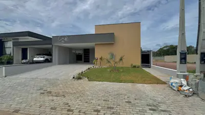 Casa - Térrea com piscina com 3 quartos (sendo 3 suite(s)) a 3000,00 metros praia.