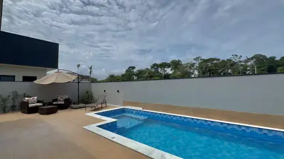 Casa - Térrea com piscina com 3 quartos (sendo 3 suite(s)) a 3000,00 metros praia.