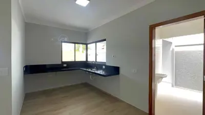 Casa - Térrea com 3 quartos (sendo 1 suite(s)) a 700,00 metros praia.