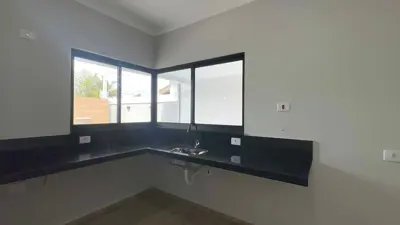 Casa - Térrea com 3 quartos (sendo 1 suite(s)) a 700,00 metros praia.