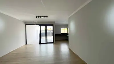 Casa - Térrea com 3 quartos (sendo 1 suite(s)) a 700,00 metros praia.