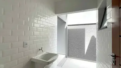 Casa - Térrea com 3 quartos (sendo 1 suite(s)) a 700,00 metros praia.