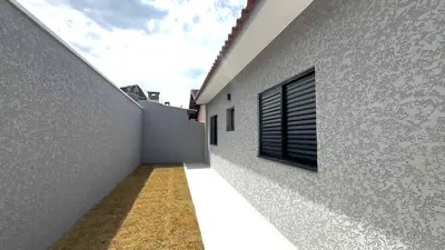 Casa - Térrea com 3 quartos (sendo 1 suite(s)) a 700,00 metros praia.