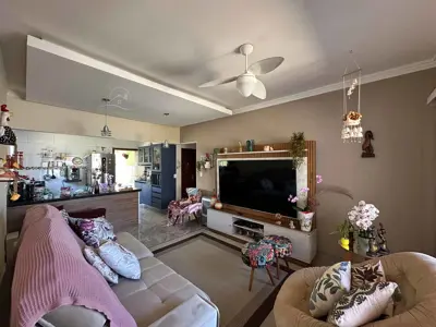 Casa - Térrea com 2 quartos (sendo 1 suite(s)) a 1300,00 metros praia.