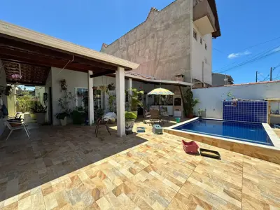 Casa - Térrea com 2 quartos (sendo 1 suite(s)) a 1300,00 metros praia.