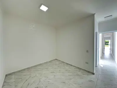 Casa - Térrea com 2 quartos (sendo 1 suite(s)) a 1000,00 metros praia.