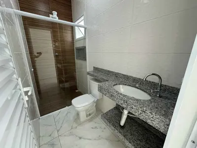 Casa - Térrea com 2 quartos (sendo 1 suite(s)) a 1000,00 metros praia.