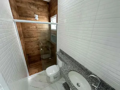 Casa - Térrea com 2 quartos (sendo 1 suite(s)) a 1000,00 metros praia.