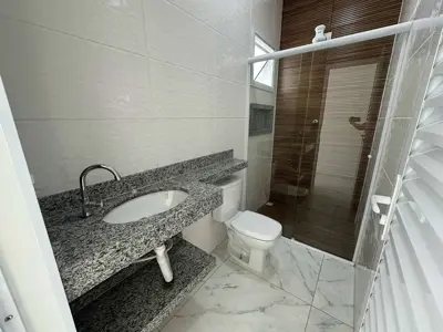 Casa - Térrea com 2 quartos (sendo 1 suite(s)) a 1000,00 metros praia.