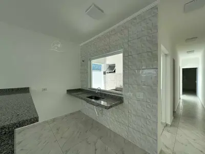 Casa - Térrea com 2 quartos (sendo 1 suite(s)) a 1000,00 metros praia.