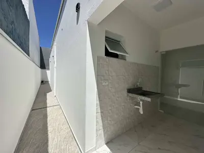 Casa - Térrea com 2 quartos (sendo 1 suite(s)) a 1000,00 metros praia.