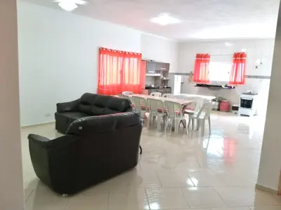 Casa - Térrea com 4 quartos (sendo 1 suite(s)) a 1200,00 metros praia.