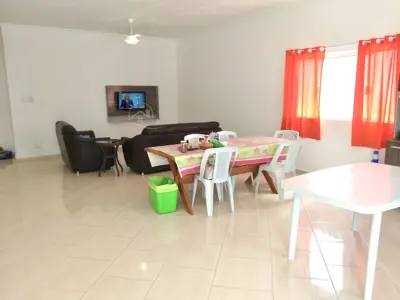 Casa - Térrea com 4 quartos (sendo 1 suite(s)) a 1200,00 metros praia.