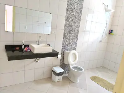 Casa - Térrea com 4 quartos (sendo 1 suite(s)) a 1200,00 metros praia.