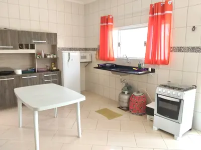 Casa - Térrea com 4 quartos (sendo 1 suite(s)) a 1200,00 metros praia.