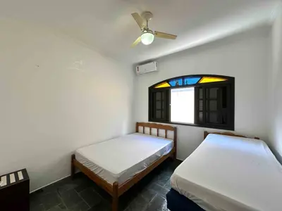 Casa - Térrea com 3 quartos (sendo 1 suite(s)) a 900,00 metros praia.