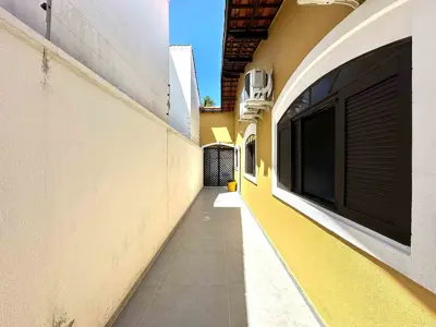 Casa - Térrea com 3 quartos (sendo 1 suite(s)) a 900,00 metros praia.