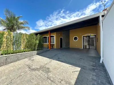 Casa - Térrea com 3 quartos (sendo 1 suite(s)) a 900,00 metros praia.
