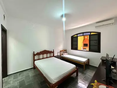 Casa - Térrea com 3 quartos (sendo 1 suite(s)) a 900,00 metros praia.